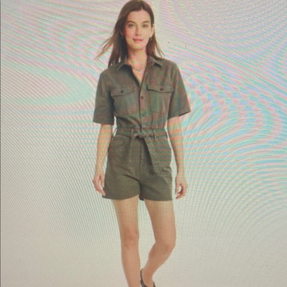Universal Thread Button Front
Short Sleeve Romper in Olive Navy
Green Size 2 & 8 - Picture 1 of 1